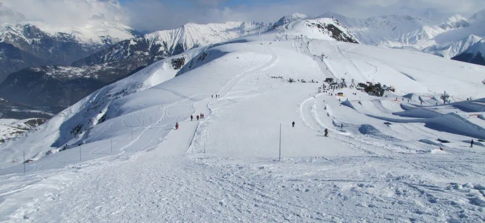 Skiferie i La Toussuire - skiløbere på piste